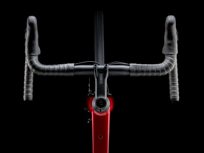 Plento dviratis TREK Domane AL 2 Gen 4 Crimson to Dark Carmine Fade