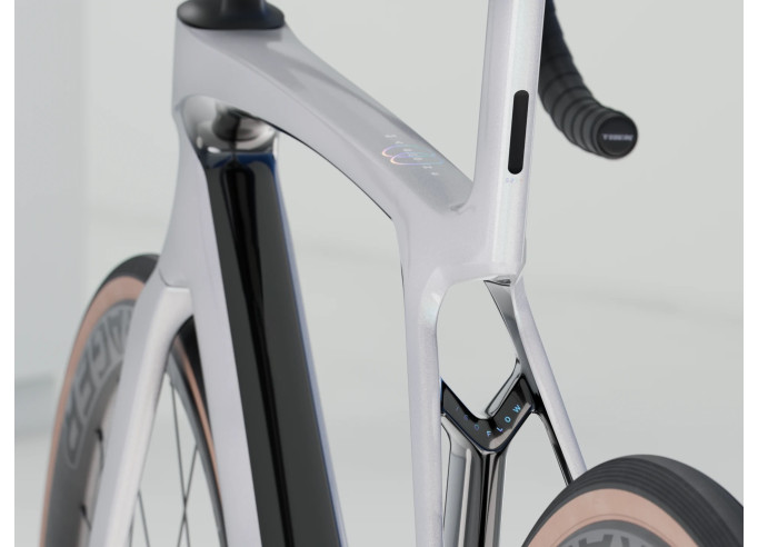 Road bike TREK Madone SL 6 Gen 8 White Prismatic