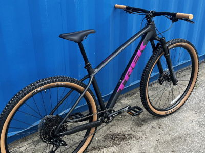 TREK Marlin 7 Gen 3 Matte Dark Web/Clear Gloss