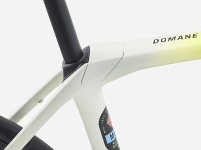 Maanteerattas  TREK Domane SL 6 Gen 4 | Era White/Glowstick/Coral Fade