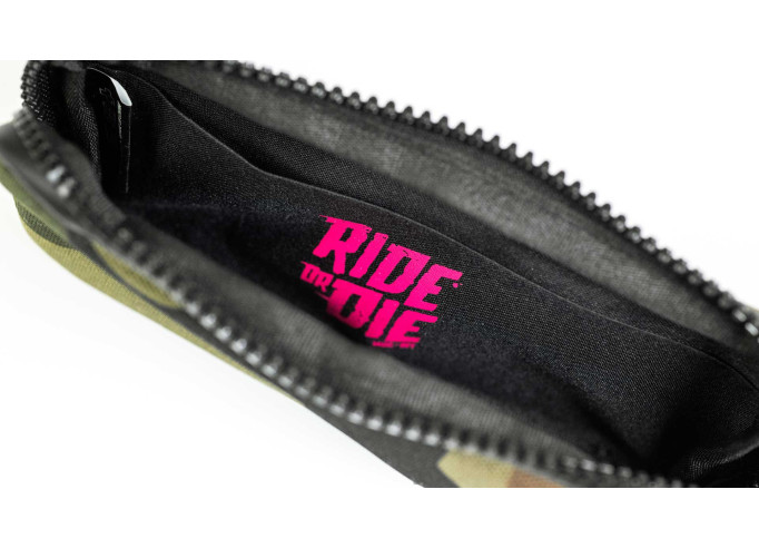 Essentials case Muc-Off